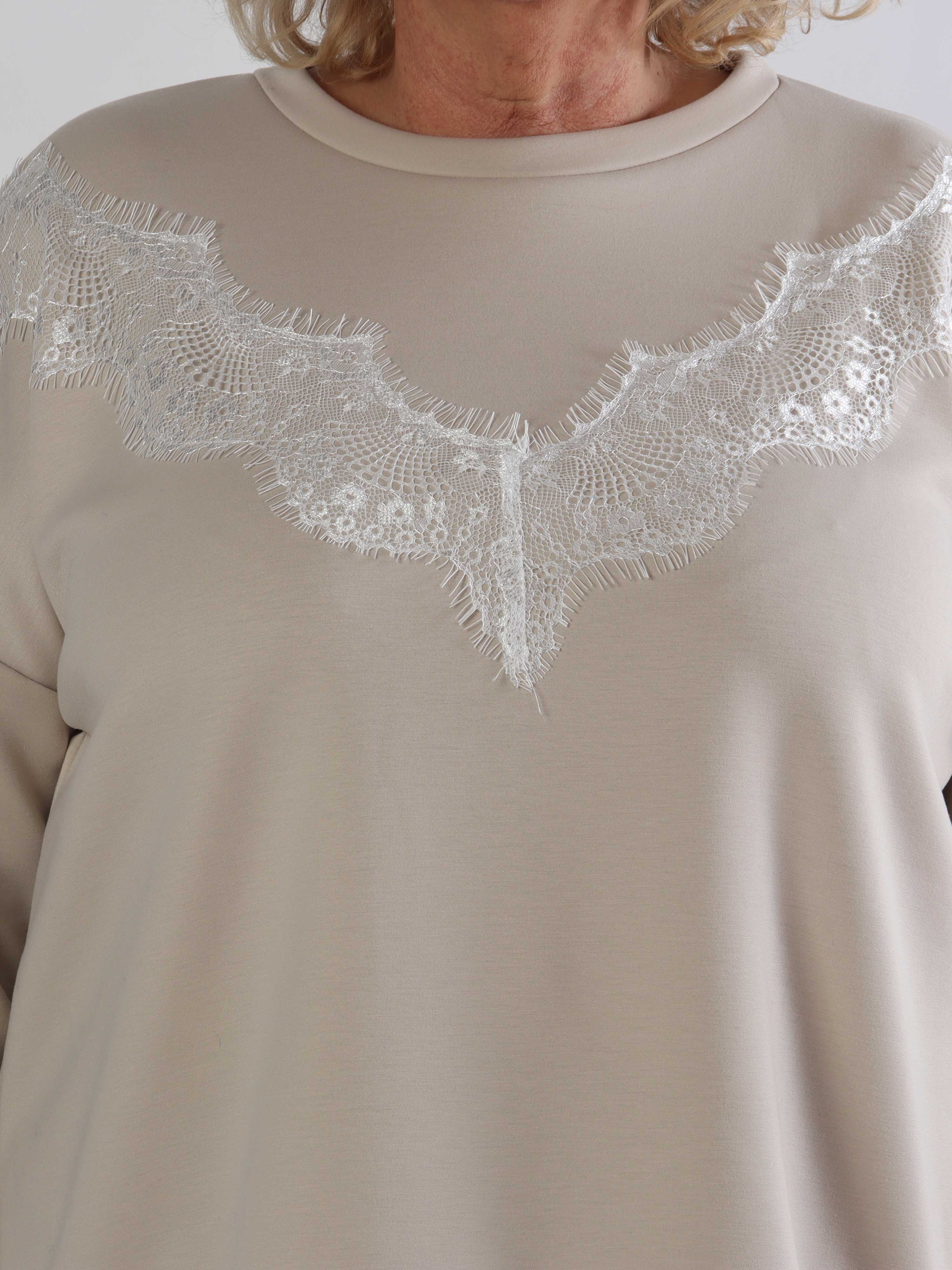 Abbelone - Plus size joggingbluse i viskose med blonde henover brystet